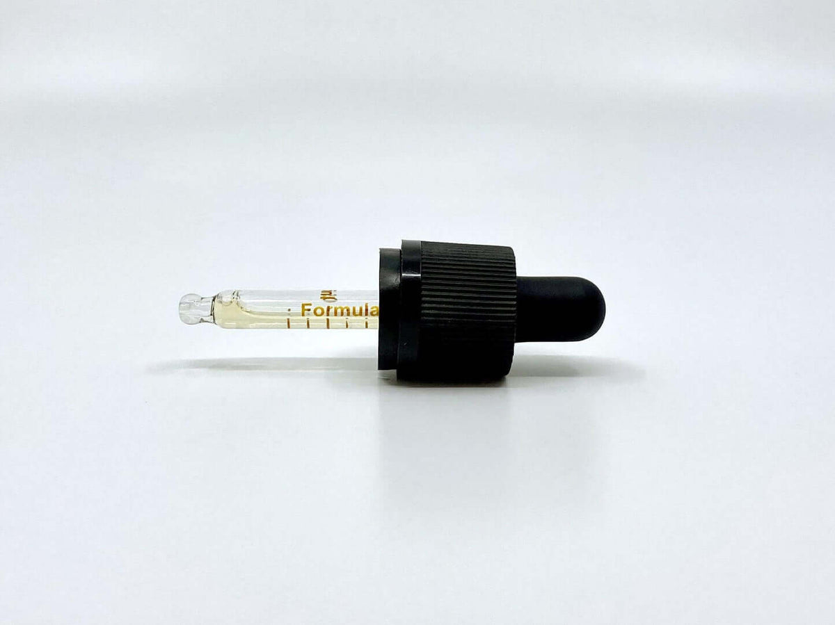 Pipette d'huile naturelle fond blanc