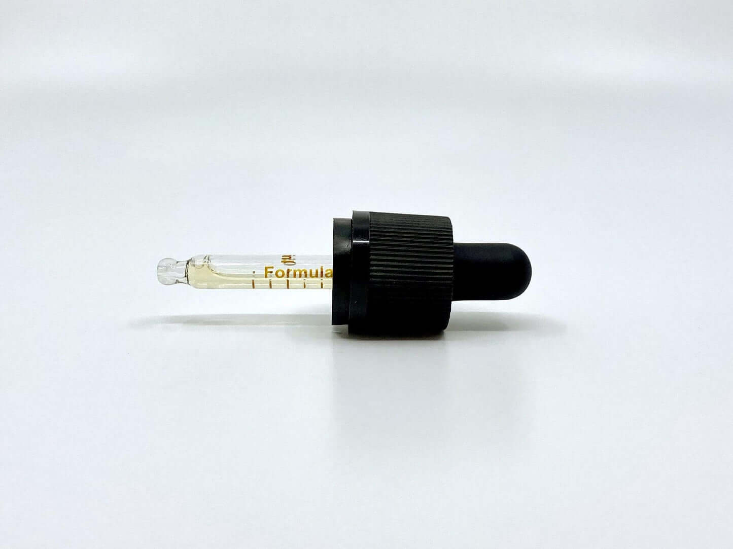 RAW huile de CBD Pipette fond blanc