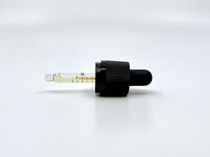Pipette à huile de fraise fond blanc