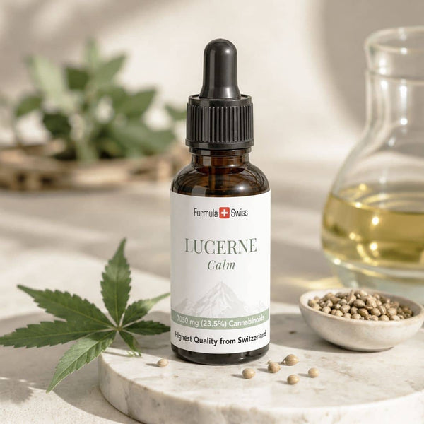 Formula Swiss Luzern Ruhige CBD-Ölflasche mit Hanfblättern, Hanfsamen und goldenem pflanzlichem Öl.